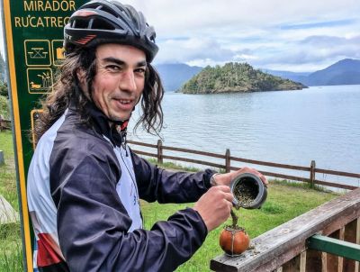 Gregor McPherson Cycling on the  tour with redspokes